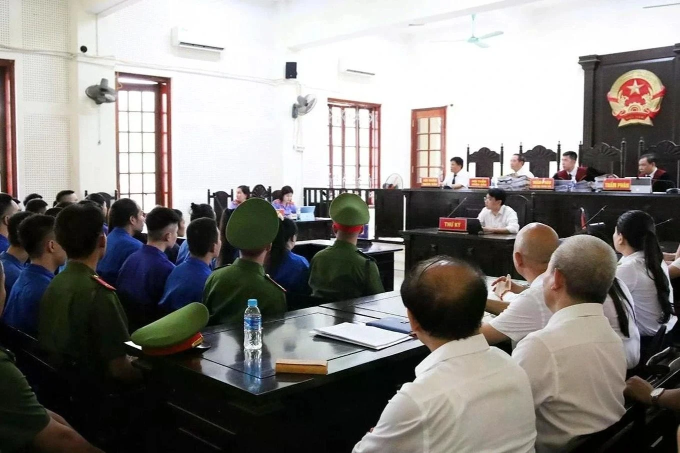 48 bị cáo trong đường dây lừa đảo có tổ chức hầu tòa. (Ảnh: Đặng Cường)