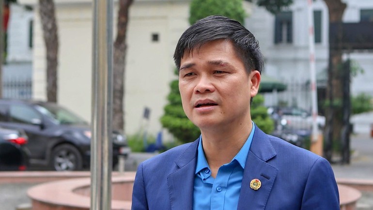 អនុប្រធានសហព័ន្ធការងារវៀតណាម អនុប្រធានក្រុមប្រឹក្សាប្រាក់ឈ្នួលជាតិ លោក Ngo Duy Hieu បានឆ្លើយតបនឹងសារព័ត៌មាន។ Phó Chủ tịch Tổng Liên đoàn Lao động Việt Nam, Phó Chủ tịch Hội đồng Tiền lương Quốc gia Ngọ Duy Hiểu trả lời báo chí.