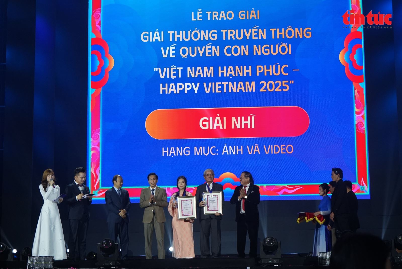Các tác giả vinh dự nhận giải Nhì tại Lễ trao Giải thưởng truyền thông về quyền con người ‘Việt Nam hạnh phúc’.