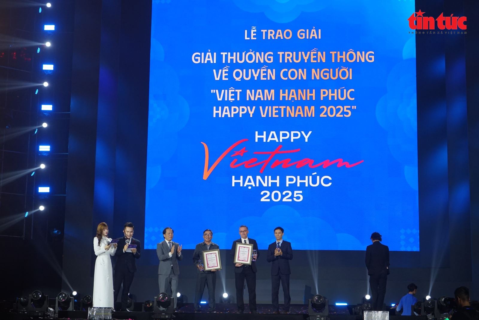 Các tác phẩm của các tác giả được trao giải thưởng sáng tạo.