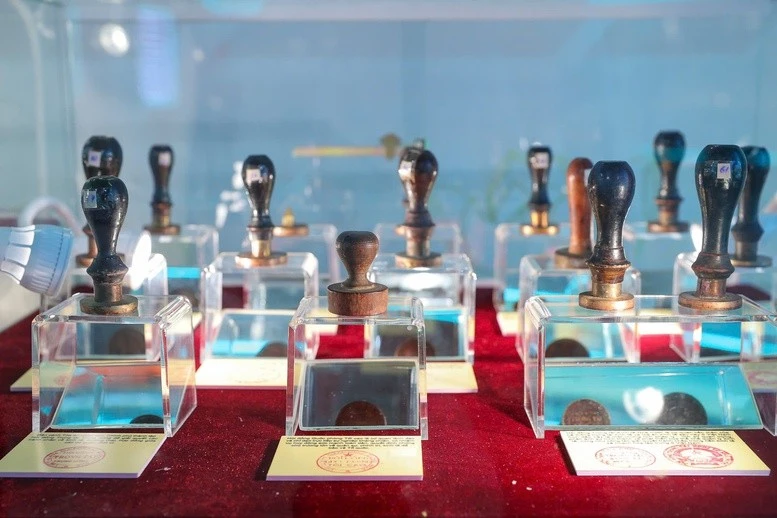 Những con dấu được trưng bày không chỉ là hiện vật hành chính, mà còn là dấu ấn lịch sử, lưu giữ câu chuyện về sự hình thành, phát triển và khẳng định vị thế quốc gia trên trường quốc tế .