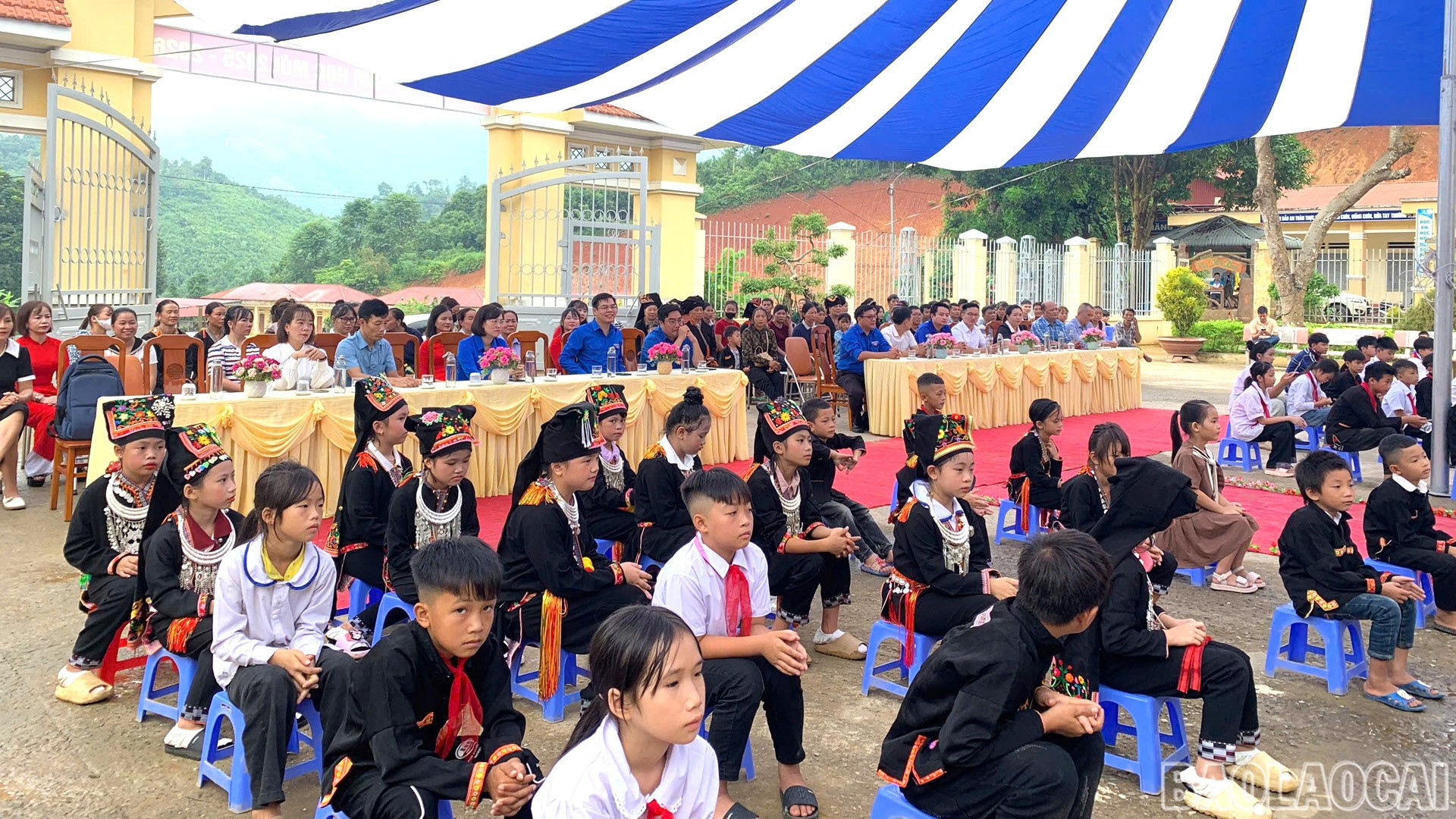 Các đại biểu, thầy cô giáo và các em học sinh tham dự chương trình. baolaocai-br_13-9-cac-chau.jpg