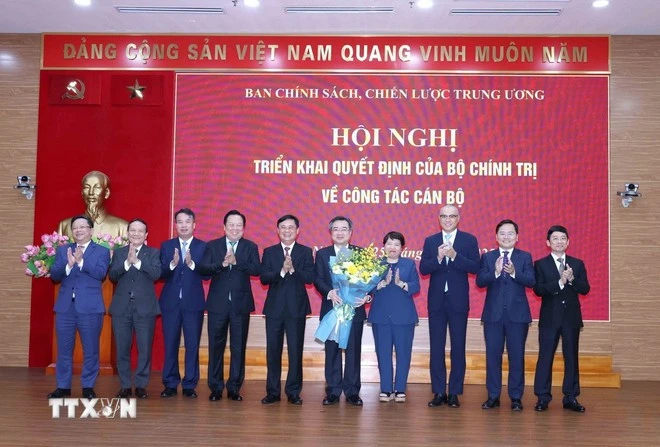 Các đồng chí lãnh đạo Ban Chính sách, Chiến lược Trung ương tặng hoa chúc mừng đồng chí Nguyễn Thanh Nghị.