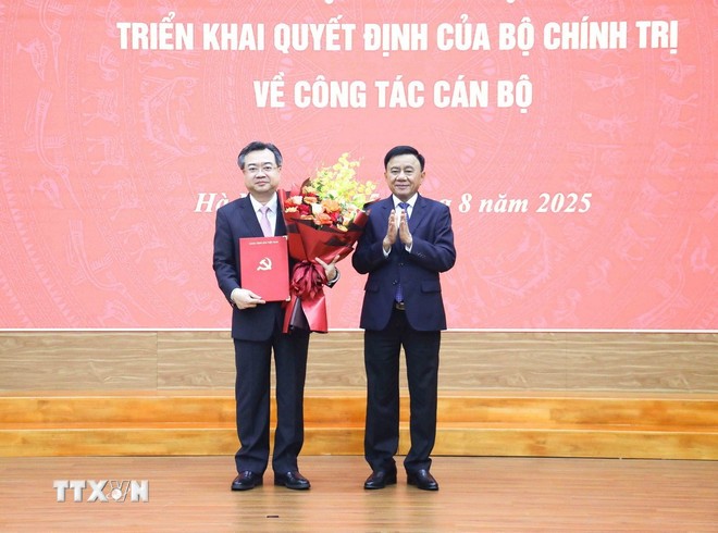 Đồng chí Trần Cẩm Tú, Uỷ viên Bộ Chính trị, Thường trực Ban Bí thư trao Quyết định của Bộ Chính trị cho đồng chí Nguyễn Thanh Nghị. (Ảnh: Phương Hoa/TTXVN) Đồng chí Trần Cẩm Tú, Uỷ viên Bộ Chính trị, Thường trực Ban Bí thư trao Quyết định của Bộ Chính trị cho đồng chí Nguyễn Thanh Nghị. (Ảnh: Phương Hoa/TTXVN)