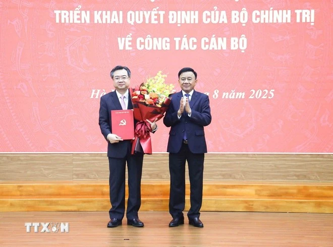 Đồng chí Trần Cẩm Tú, Uỷ viên Bộ Chính trị, Thường trực Ban Bí thư trao Quyết định của Bộ Chính trị cho đồng chí Nguyễn Thanh Nghị. (Ảnh: Phương Hoa/TTXVN)