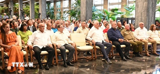 Bí thư thứ Nhất Ban Chấp hành Trung ương Đảng Cộng sản Cuba, Chủ tịch nước Cộng hòa Cuba, Miguel Díaz-Canel Bermúdez (hàng đầu, thứ 5, từ phải sang); Thủ tướng Manuel Marrero Cruz (hàng đầu, thứ 4, từ phải sang); Bộ trưởng Các lực lượng vũ trang Thượng tướng Álvaro López Miera, cùng các quan khách tại sự kiện. (Ảnh: Việt Hùng/TTXVN)