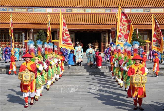 Sau nghi lễ thiết Đại triều, nhà Vua rời Điện Thái Hòa trở về thiết thường triều ở điện Cần Chánh, Đại nội Huế.