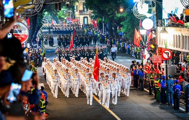 Người dân nô nức xem sơ duyệt diễu binh kỷ niệm 80 Cách mạng Tháng Tám và Quốc khánh tại Hà Nội. (Ảnh: THÀNH ĐẠT)