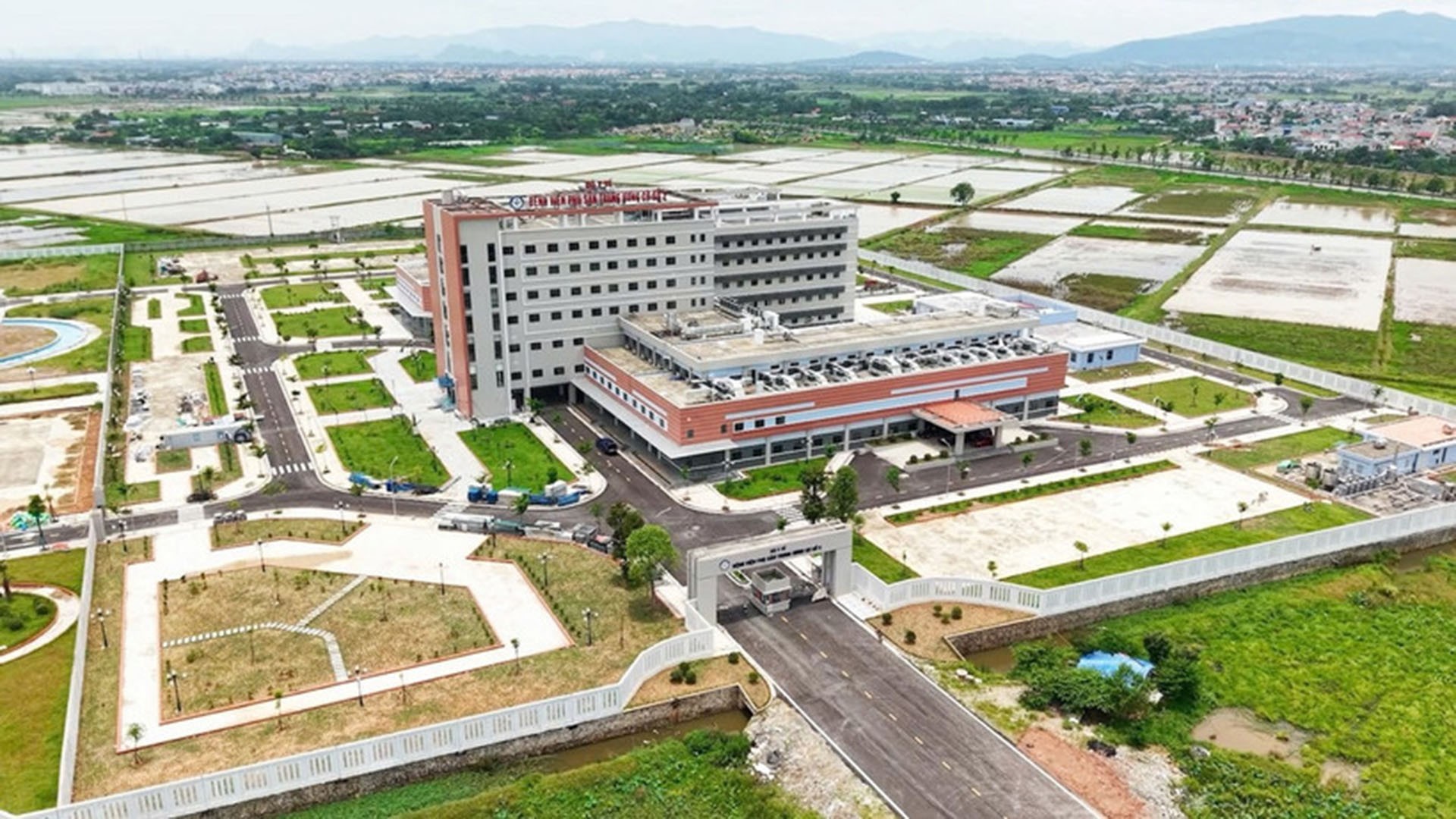 Toàn cảnh Cơ sở 2 của Bệnh viện Phụ Sản Trung ương. 18-8-cong-trinh.jpg