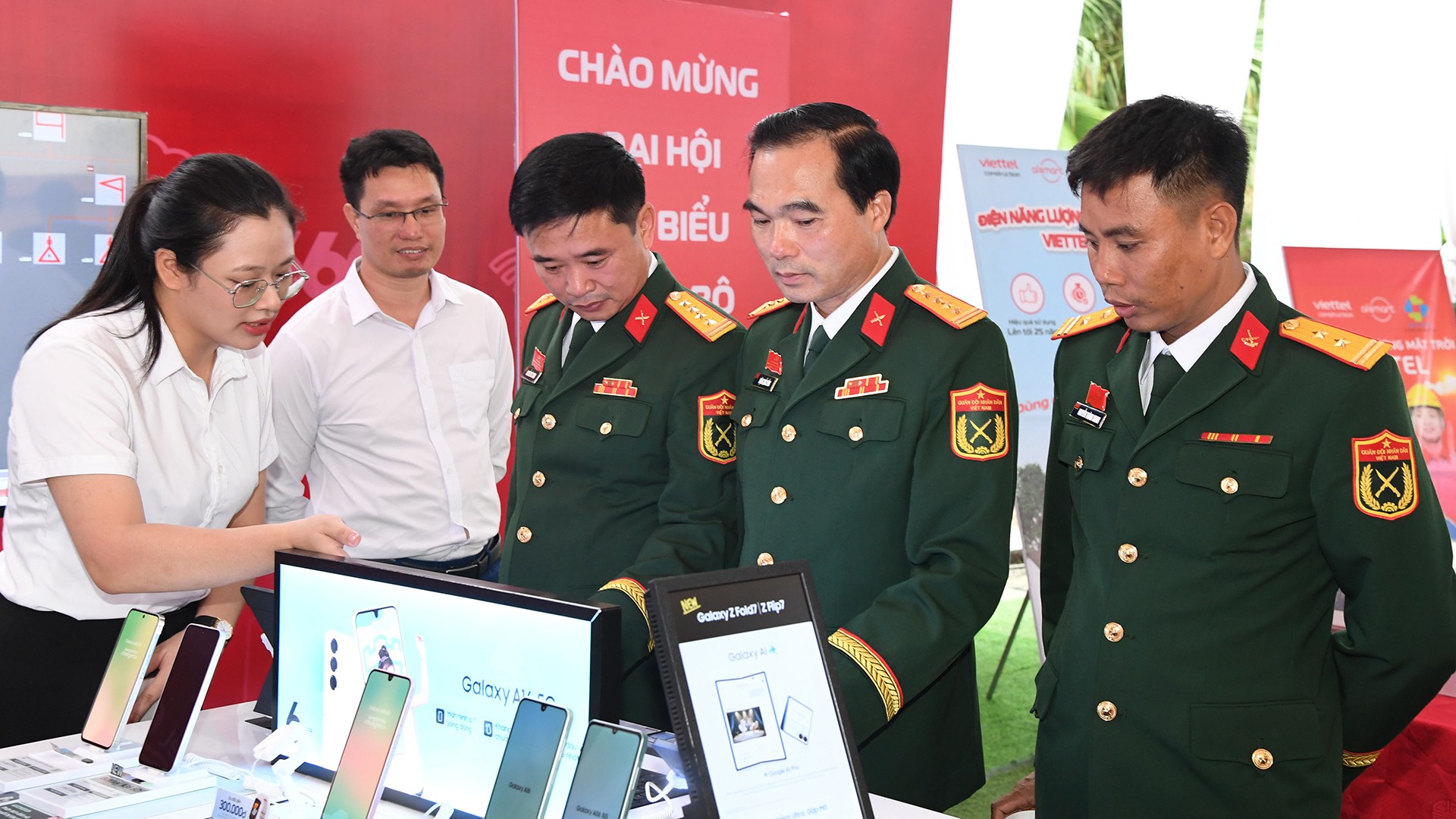 Thủ trưởng Bộ CHQS tỉnh Lào Cai tham quan các gian hàng trưng bày tại Đại hội. 18-8-qk-04.jpg