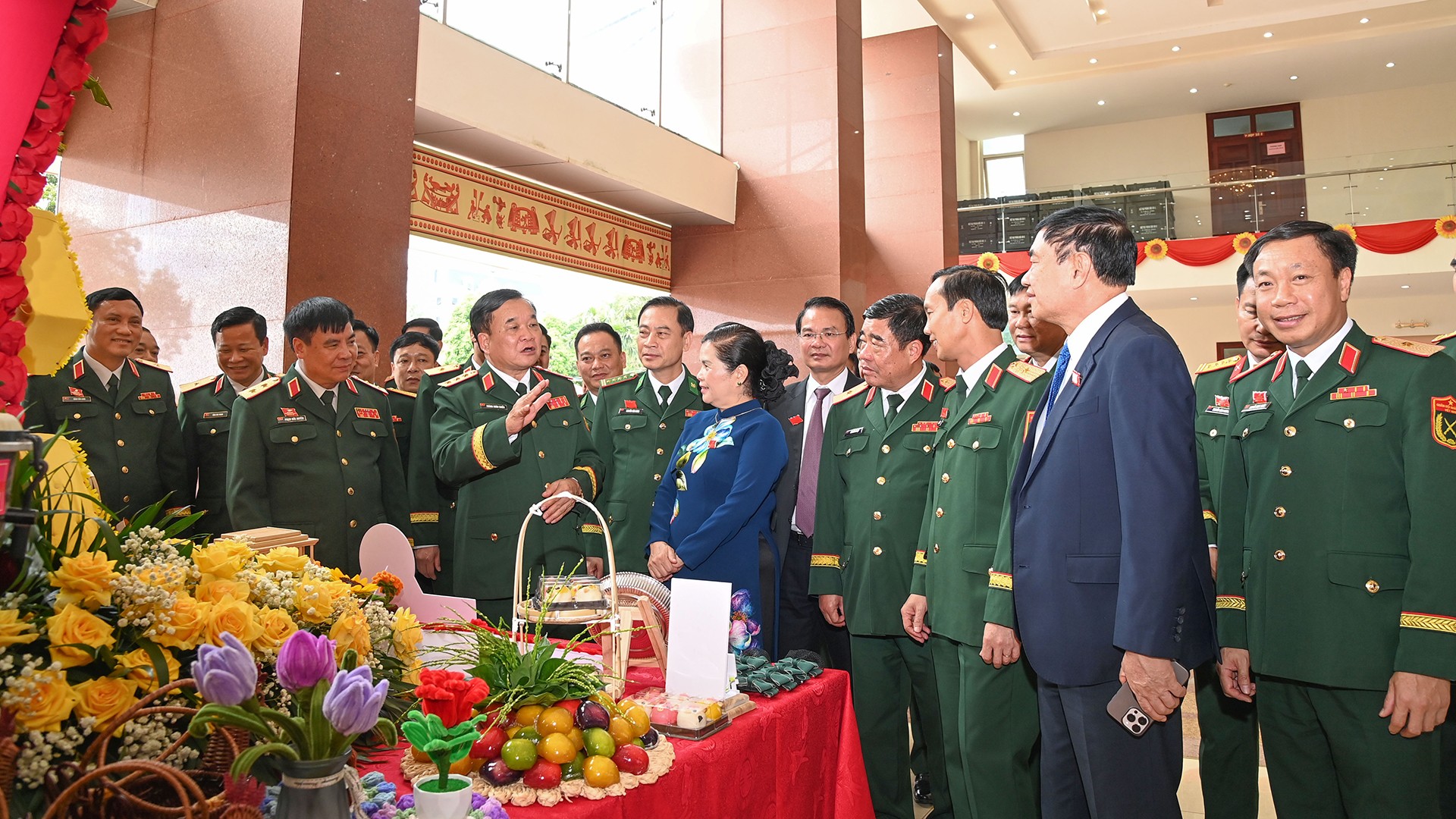 Các đại biểu tham quan các sản phẩm, sáng kiến tiêu biểu của LLVT Quân khu 2. 18-8-qk-03.jpg