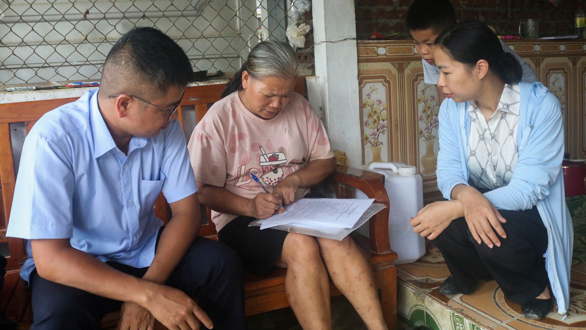 Chính quyền địa phương tổ chức cho các hộ dân ký cam kết phòng, chống bệnh dịch tả lợn Châu Phi. 18-8-bat-xat3.jpg