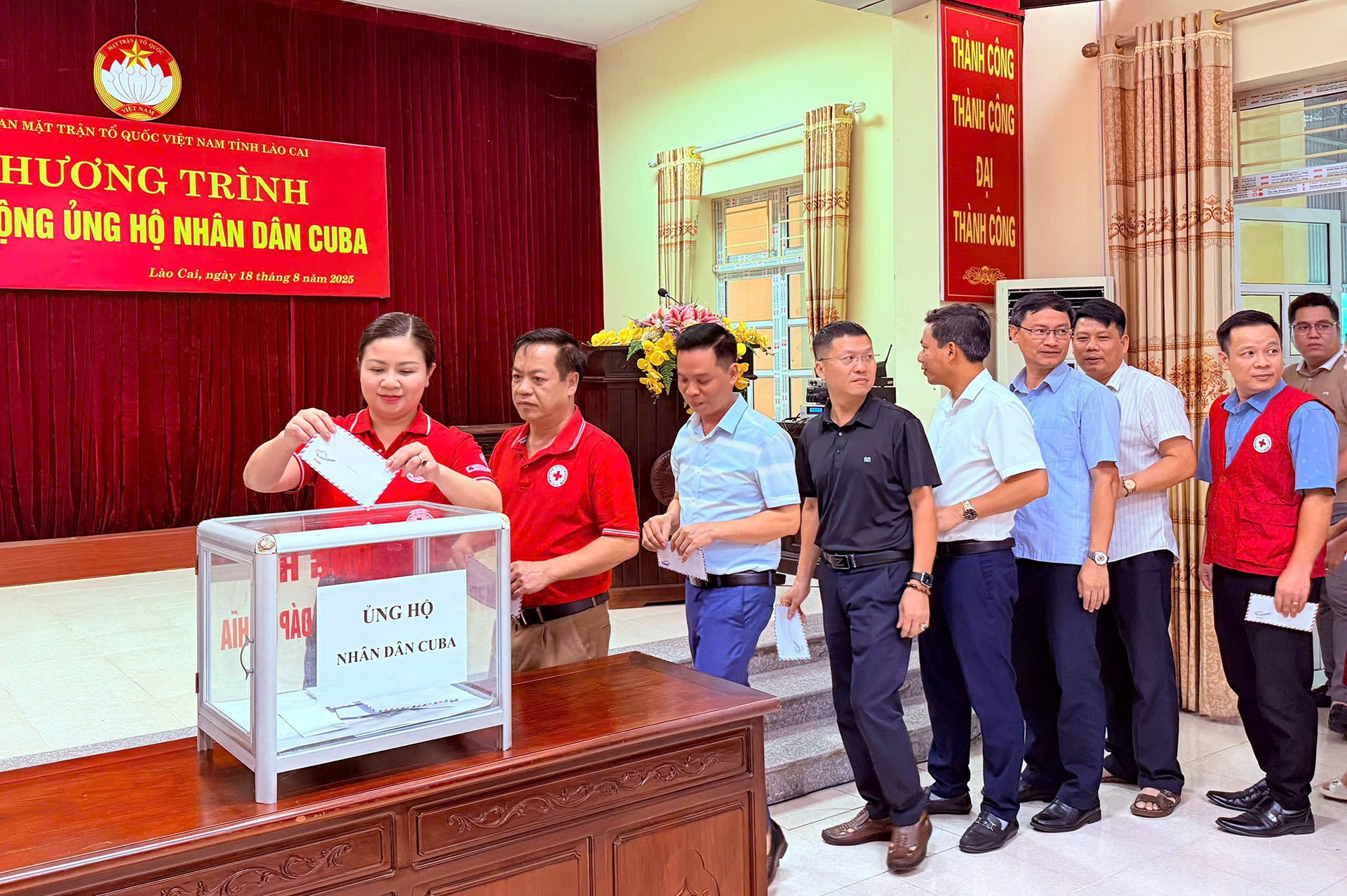 Hội Chữ thập đỏ tỉnh cùng các đơn vị, tổ chức chính trị - xã hội, đoàn thể tham gia ủng hộ Nhân dân Cuba tại Chương trình. 18-8-ba-dung3.jpg
