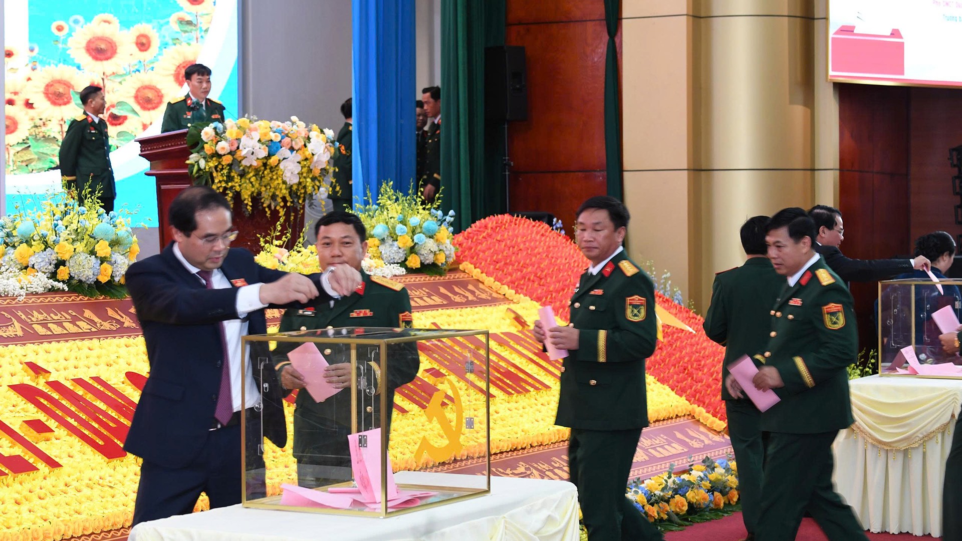 Đồng chí Trịnh Xuân Trường, Bí thư Tỉnh ủy, Chủ tịch HĐND tỉnh, Bí thư Đảng ủy Quân sự tỉnh Lào Cai bỏ phiếu bầu Ban Chấp hành Đảng bộ Quân khu nhiệm kỳ 2025 - 2030. 18-8-qk-06.jpg