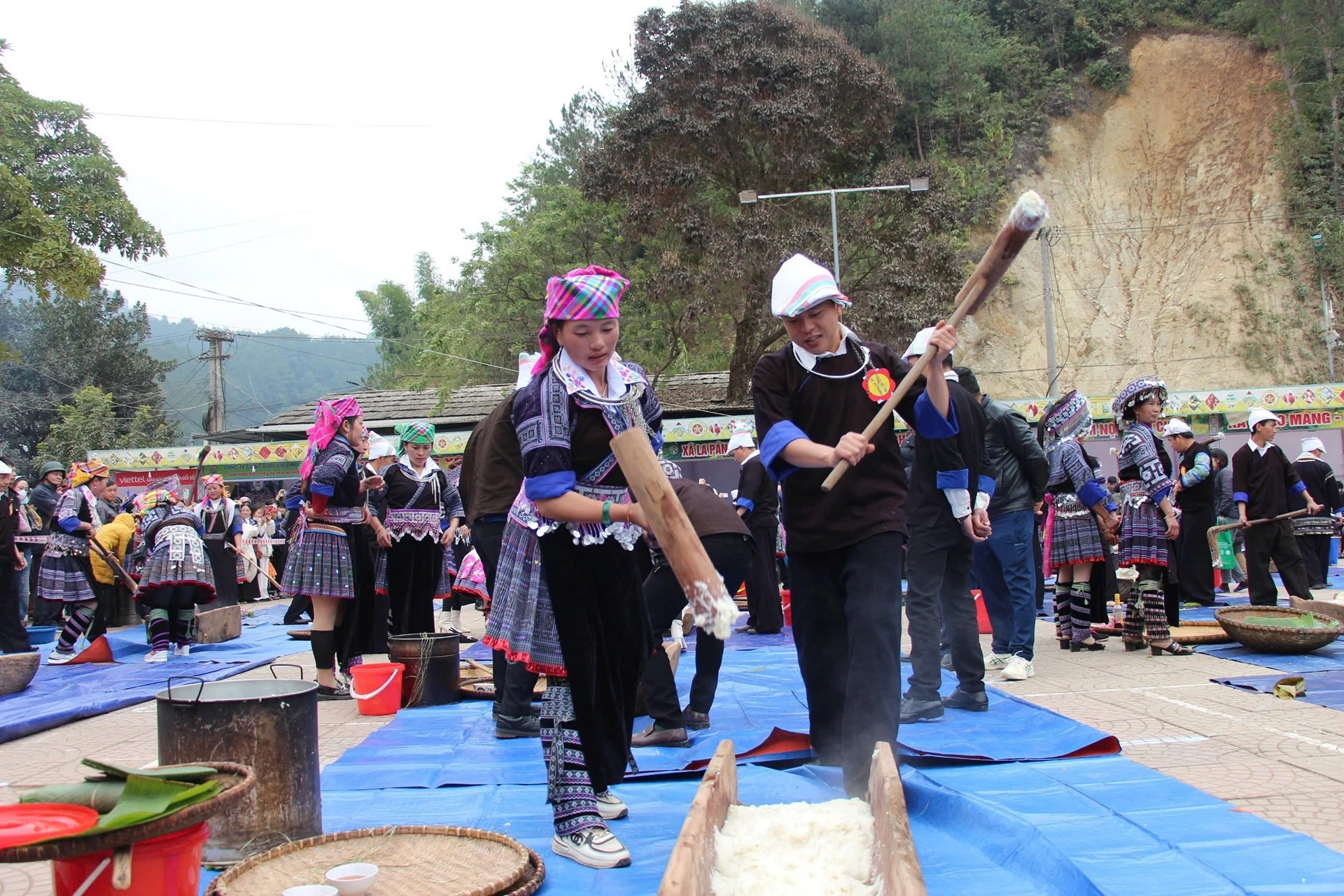 Cuộc thi giã bánh dày cùng người bản địa nằm trong chuỗi sự kiện. Ảnh tư liệu