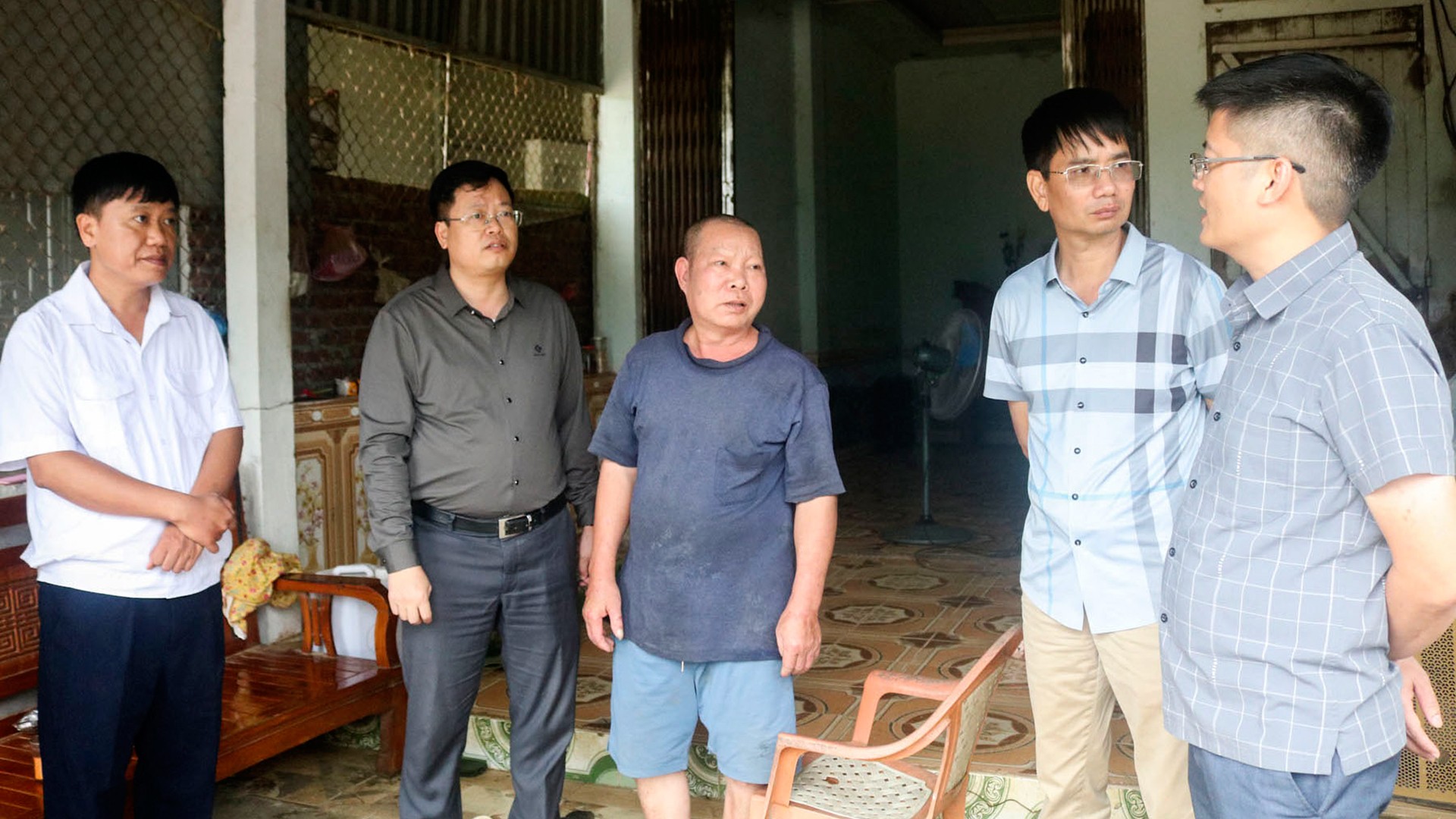 Thường trực UBND xã Bát Xát trực tiếp đến các cơ sở giết mổ lợn tuyên truyền vận động. 18-8-bat-xat2.jpg