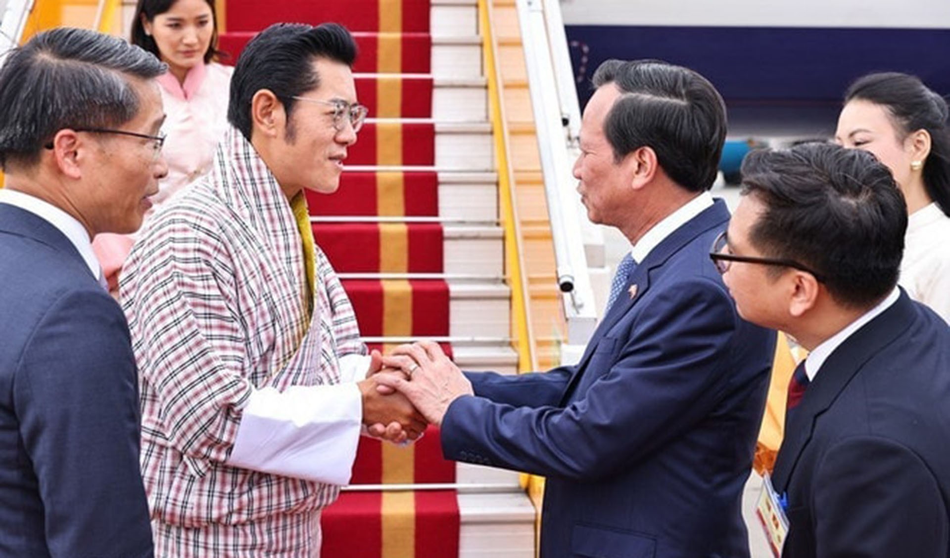 Bộ trưởng Bộ Dân tộc và Tôn giáo Đào Ngọc Dung đón Quốc vương Bhutan Jigme Khesar Namgyel Wangchuck và Hoàng hậu tại sân bay quốc tế Nội Bài. 18-8-dentham.jpg