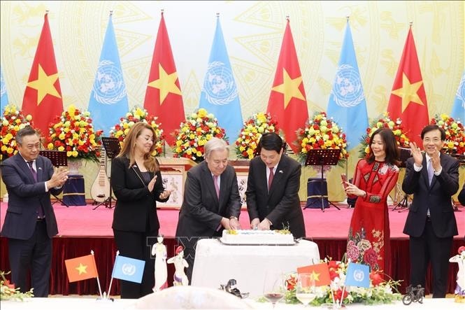 Chủ tịch nước Lương Cường và Tổng Thư ký Liên hợp quốc António Guterres cắt bánh mừng kỷ niệm 80 năm Liên hợp quốc. Chủ tịch nước Lương Cường và Tổng Thư ký Liên hợp quốc António Guterres cắt bánh mừng kỷ niệm 80 năm Liên hợp quốc.