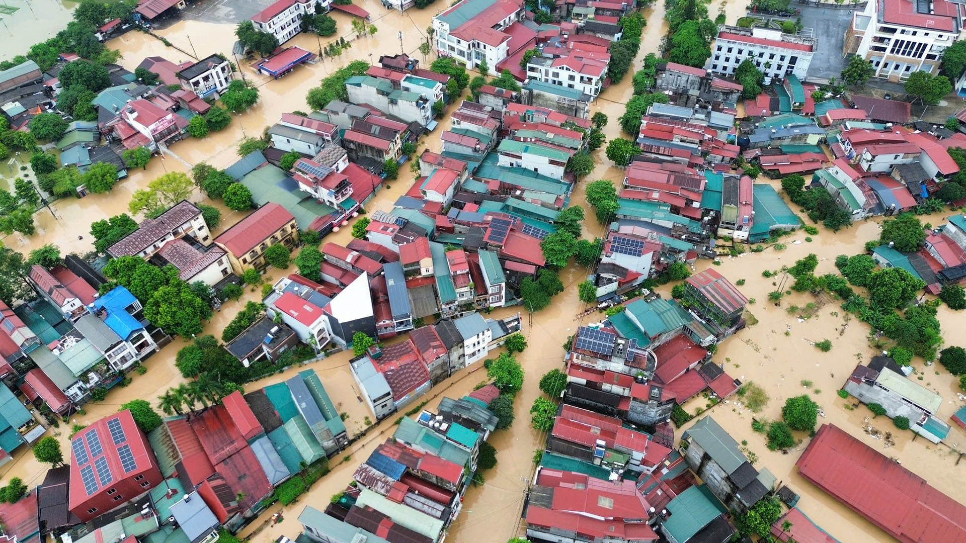 Các khu phố trên khu vực phường Yên Bái ngập sâu do nước sông Thao tại Trạm Yên Bái dâng cao. 30-9-lu1.jpg