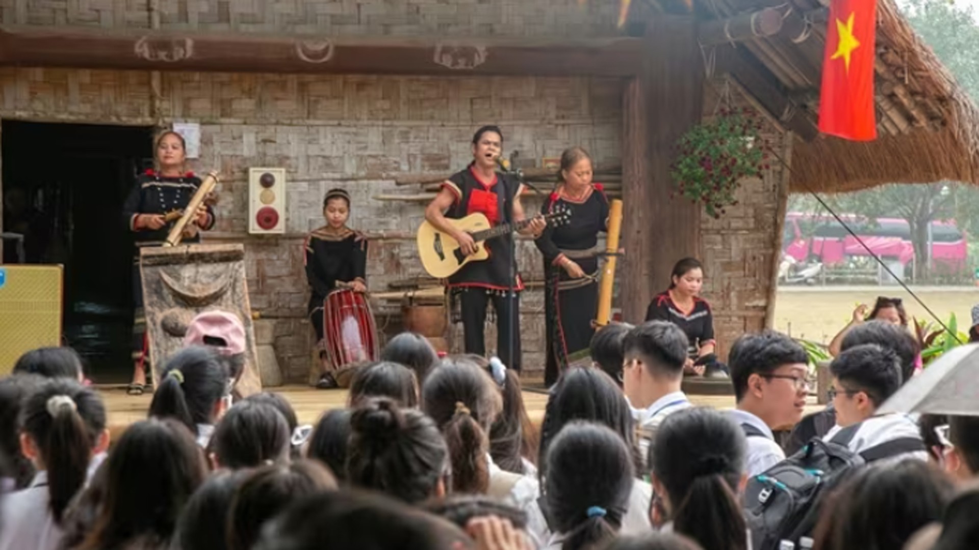 Tiết mục biểu diễn của đồng bào dân tộc Ba Na tại làng Văn hóa - Du lịch các dân tộc Việt Nam. 30-9-hoathang10.jpg