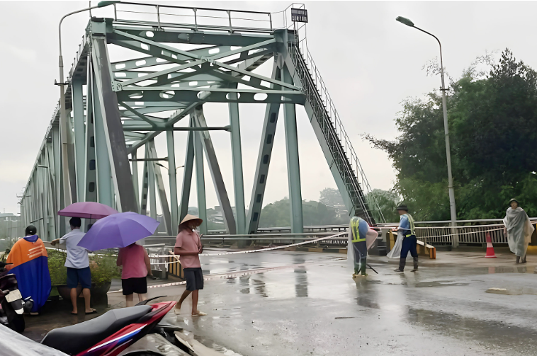 Kể từ 18 giờ ngày 30/9/2025, người và các phương tiện giao thông không được lưu thông qua cầu Yên Bái. (Ảnh: Cổng TTĐT tỉnh Lào Cai) 30-9-cauyb.png
