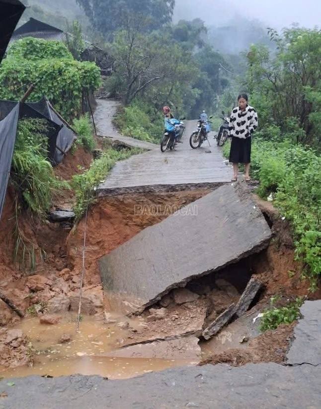Quốc lộ 4D đoạn qua phường Phan Si Păng và khu vực đèo Ô Quý Hồ, tỉnh lộ 152, khu vực Sa Pa...tiếp tục xảy ra sạt lở đất gây ách tắc cục bộ giao thông. 30-9-cautreo4.jpg