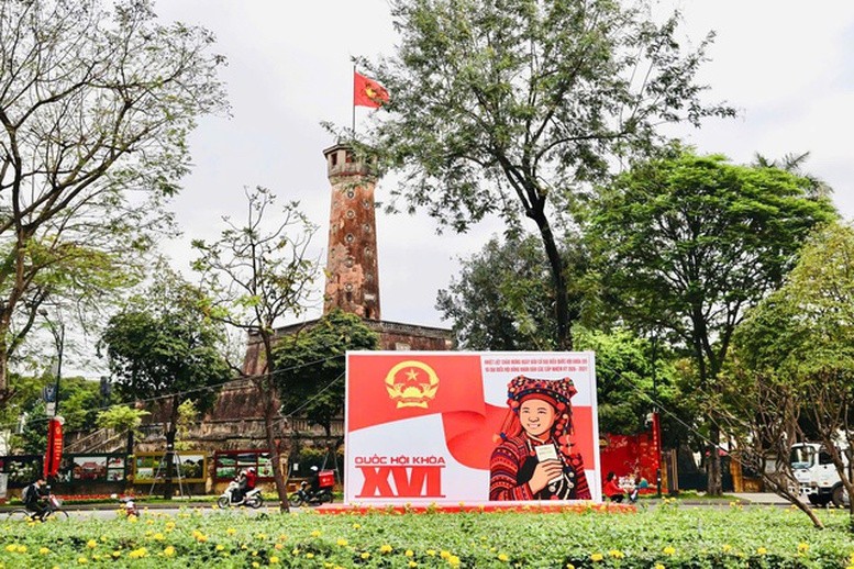 Khắp các tuyến phố trung tâm và khu dân cư trên địa bàn Hà Nội được trang hoàng rực rỡ cờ hoa, pano, áp phích tuyên truyền, tạo nên không khí phấn khởi, vui tươi hướng về ngày hội lớn của toàn dân.