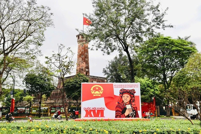 Khắp các tuyến phố trung tâm và khu dân cư trên địa bàn Hà Nội được trang hoàng rực rỡ cờ hoa, pano, áp phích tuyên truyền, tạo nên không khí phấn khởi, vui tươi hướng về ngày hội lớn của toàn dân.