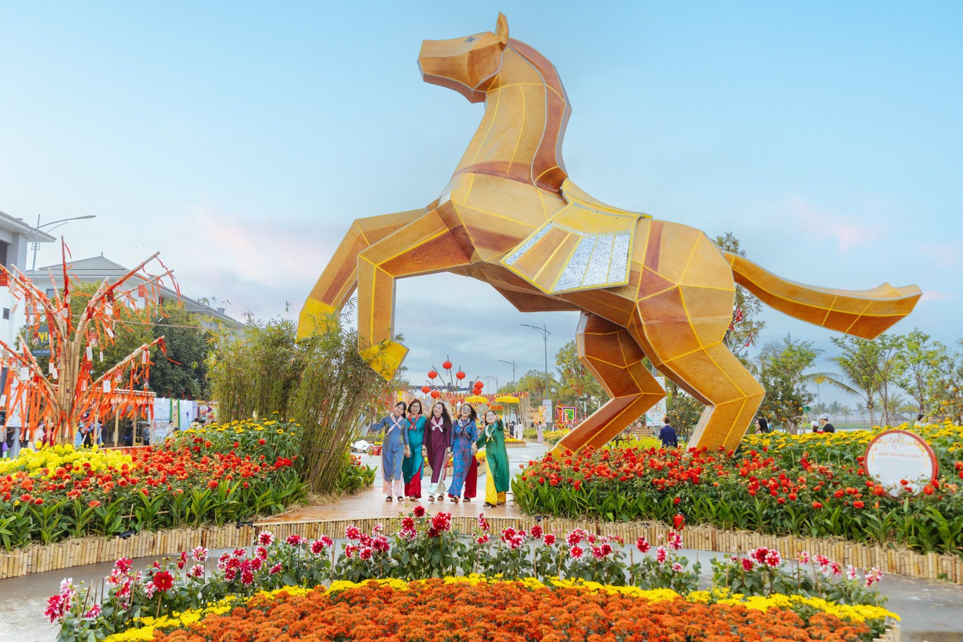 Song song với Hoàng thành Thăng Long, Home Hanoi Xuan 2026 tại Mailand Hanoi City tiếp tục lan tỏa không khí Tết đến cộng đồng phía Tây Hà Nội.