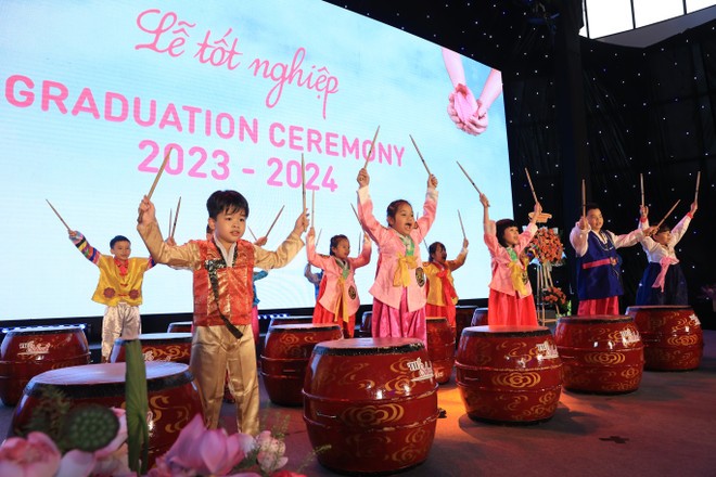 Việc mời nghệ sỹ, huấn luyện viên, vận động viên tham gia công tác đào tạo nhằm giúp giáo dục toàn diện cho học sinh. (Ảnh: PV/Vietnam+) Việc mời nghệ sỹ, huấn luyện viên, vận động viên tham gia công tác đào tạo nhằm giúp giáo dục toàn diện cho học sinh. (Ảnh: PV/Vietnam+)
