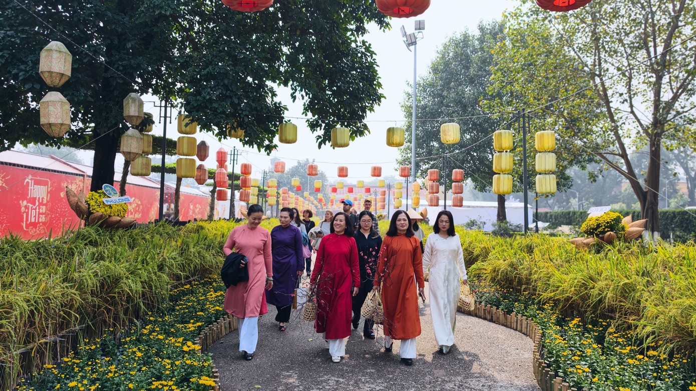 Đường hoa Tết Hoàng thành Thăng Long là điểm nhấn văn hóa – đối ngoại, chào đón các đoàn đại biểu ngoại giao, du khách trong và ngoài nước đến tham quan dịp đầu xuân.