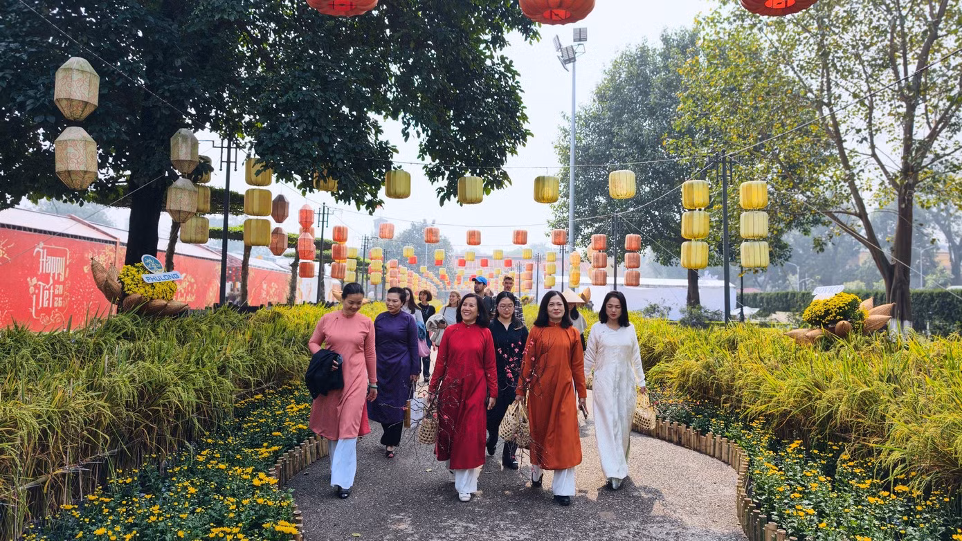 Đường hoa Tết Hoàng thành Thăng Long là điểm nhấn văn hóa – đối ngoại, chào đón các đoàn đại biểu ngoại giao, du khách trong và ngoài nước đến tham quan dịp đầu xuân.