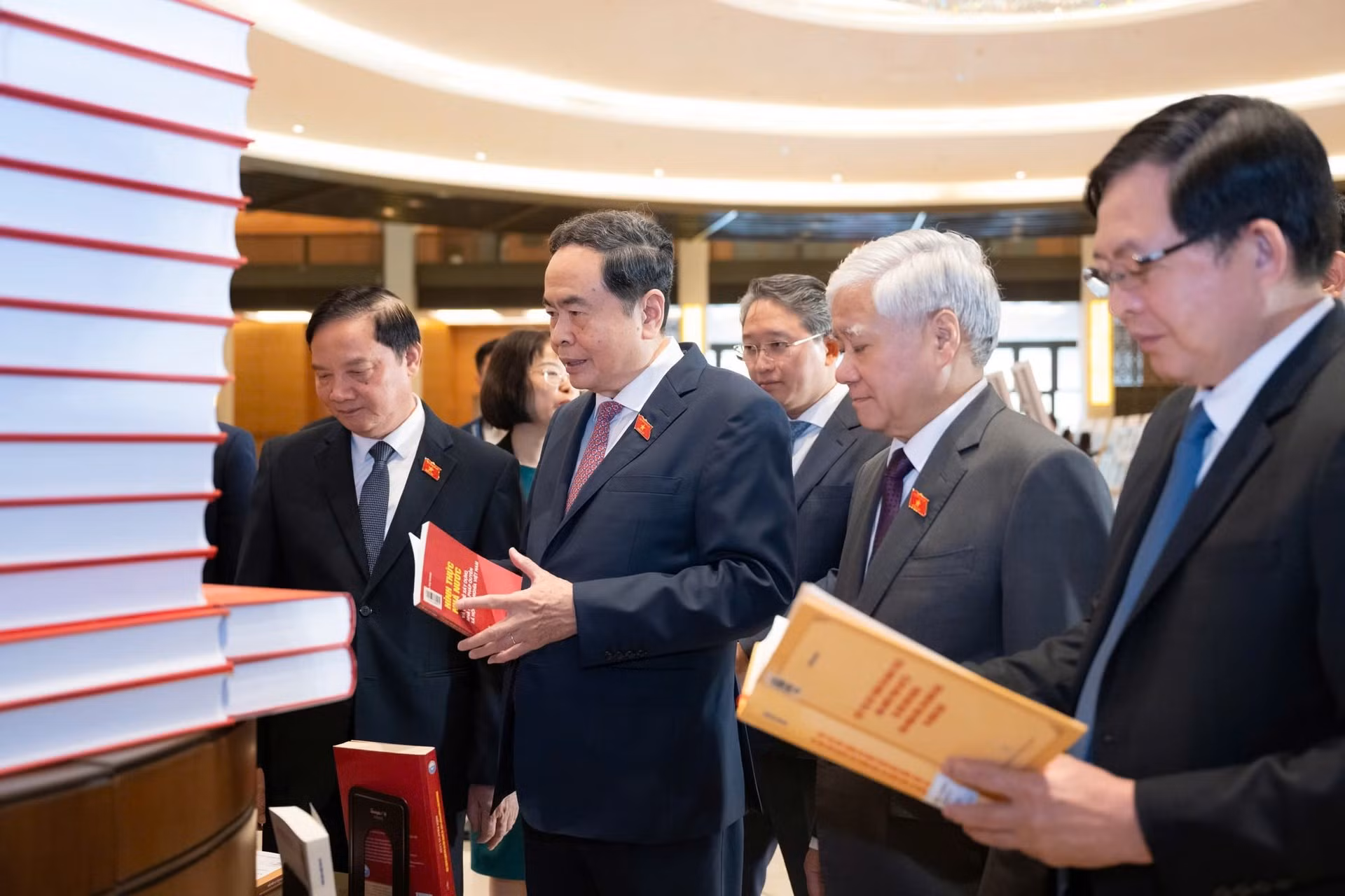 Chủ tịch Quốc hội Trần Thanh Mẫn và các đại biểu tham quan triển lãm “Quốc hội Việt Nam - Quá trình xây dựng và hoàn thiện hệ thống pháp luật” trước khi tham dự Diễn đàn.