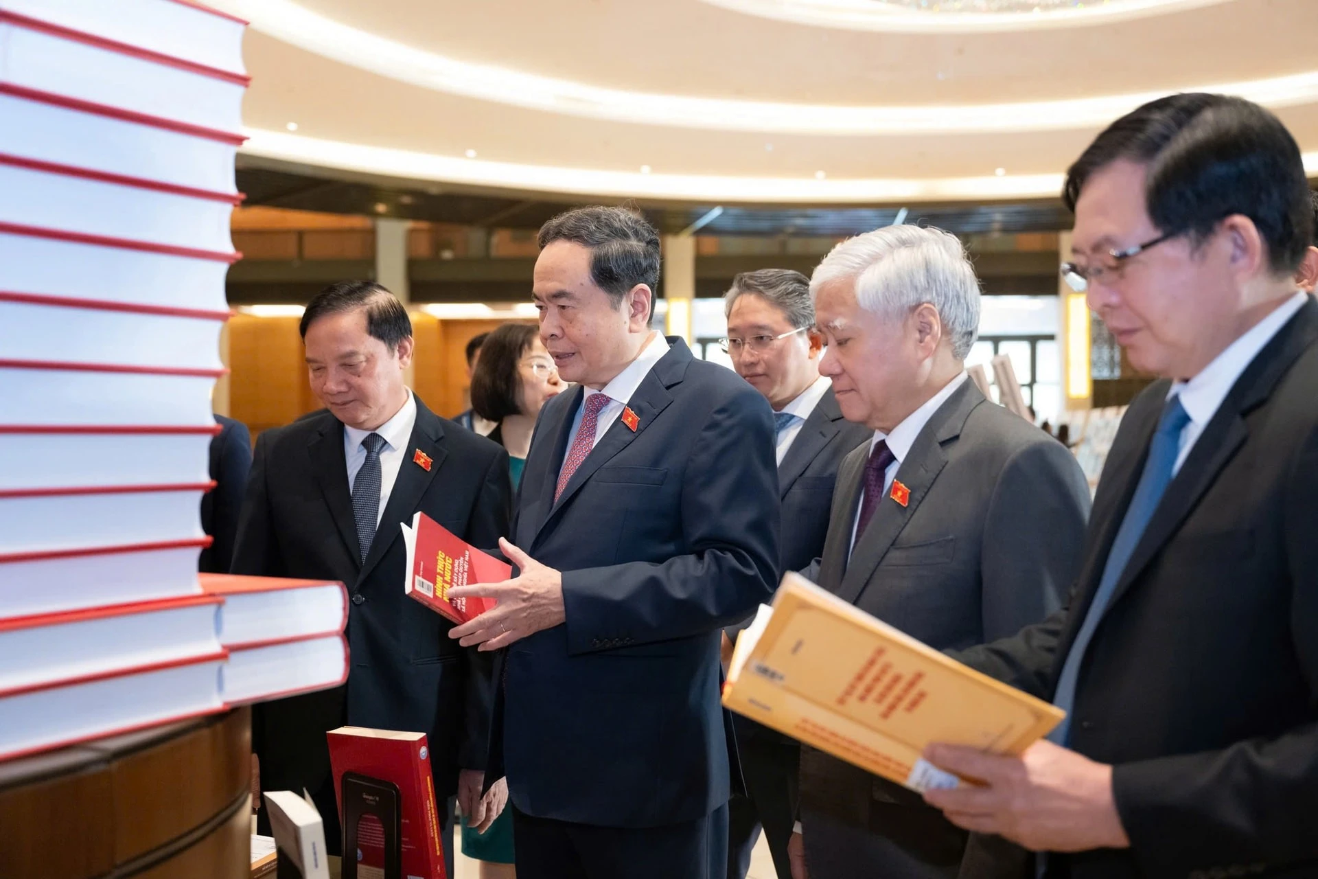 Chủ tịch Quốc hội Trần Thanh Mẫn và các đại biểu tham quan triển lãm “Quốc hội Việt Nam - Quá trình xây dựng và hoàn thiện hệ thống pháp luật” trước khi tham dự Diễn đàn.