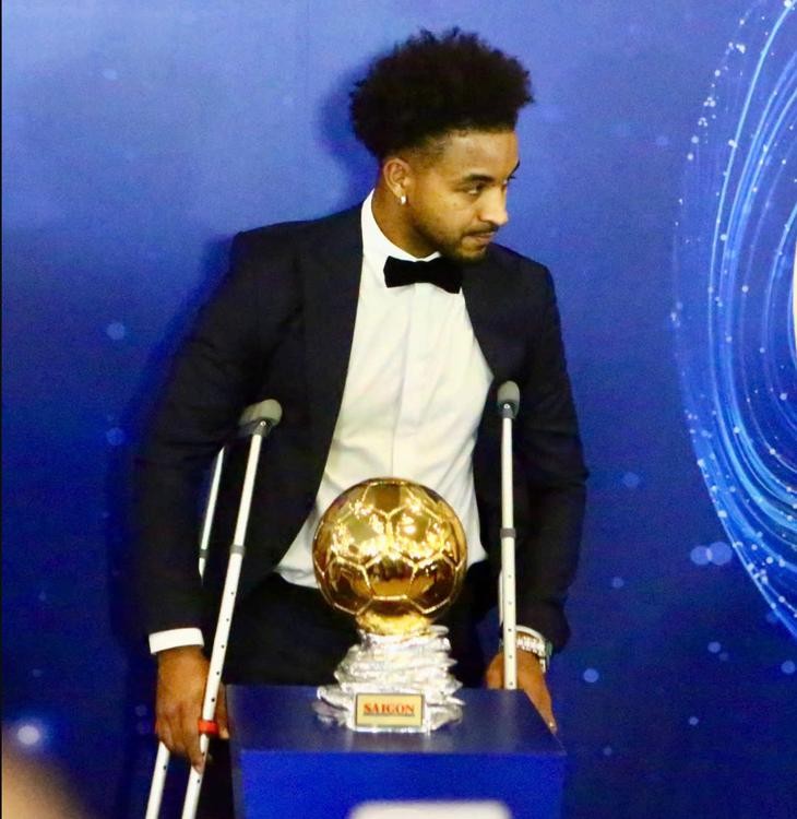 Xuân Son chống nạng cùng vợ dự Gala Quả bóng vàng Việt Nam 2024.