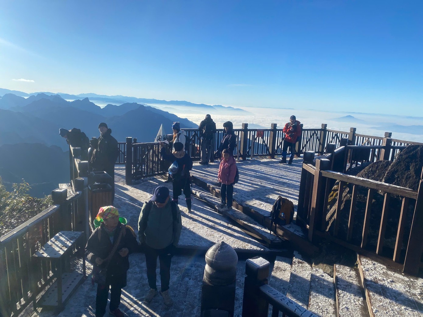 Lớp băng bám trên lan can, sàn gỗ và các khối đá quanh khu vực chóp tháp trên đỉnh Fansipan.