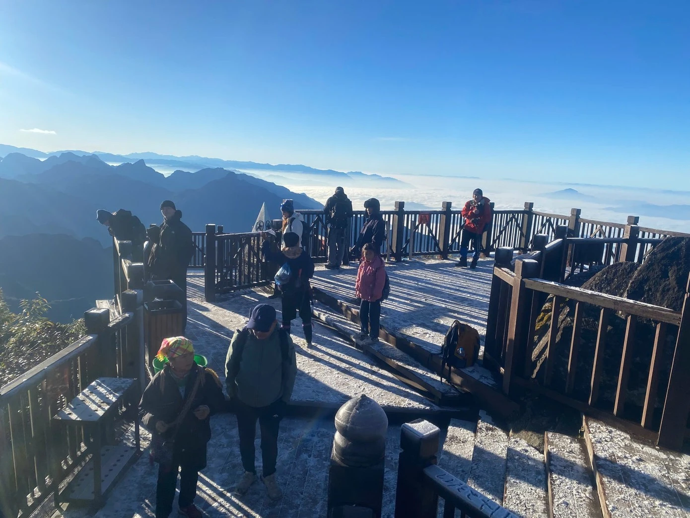 Lớp băng bám trên lan can, sàn gỗ và các khối đá quanh khu vực chóp tháp trên đỉnh Fansipan.