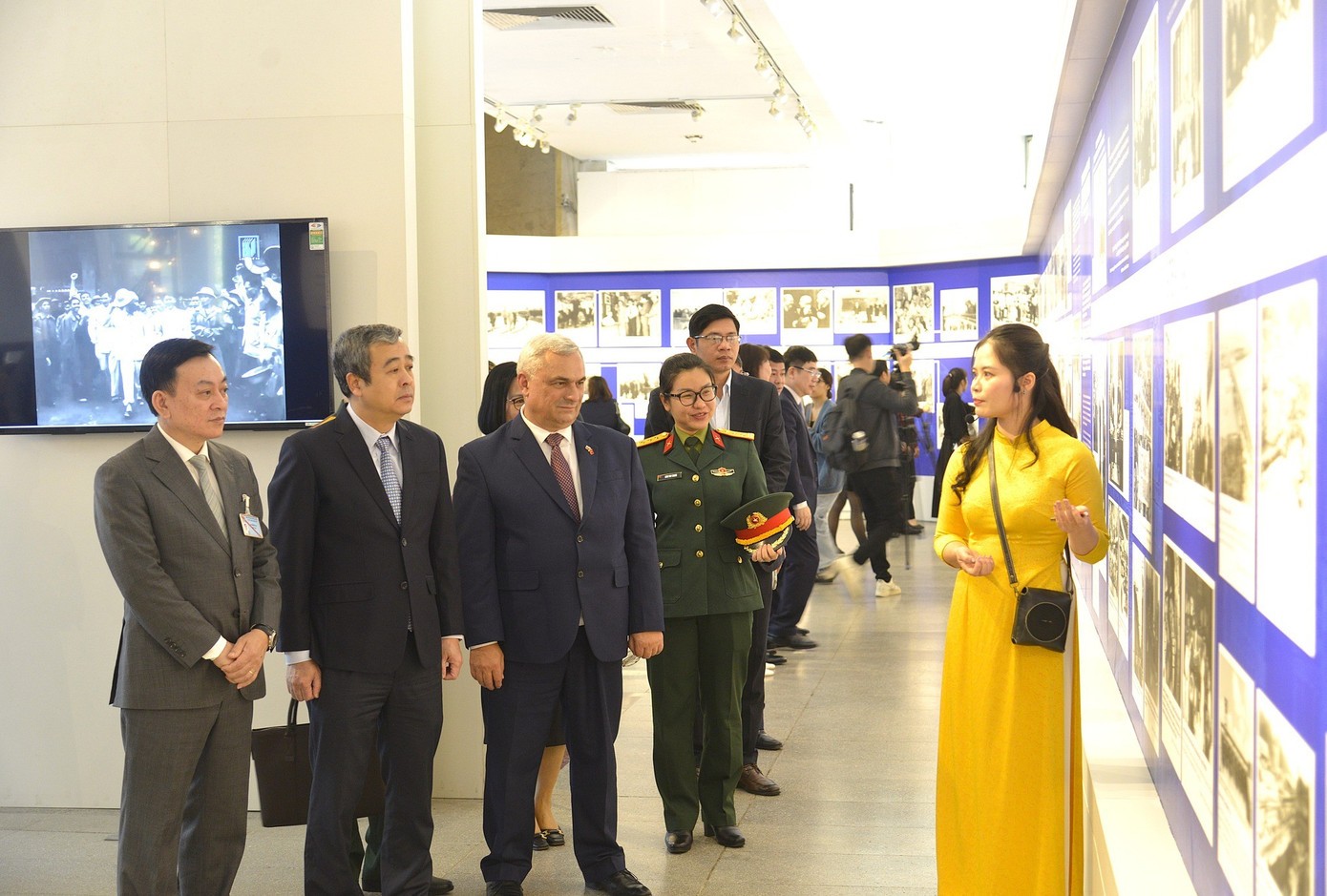 زيارة المندوبين لمنطقة المعرض. Đại biểu tham quan khu trưng bày.