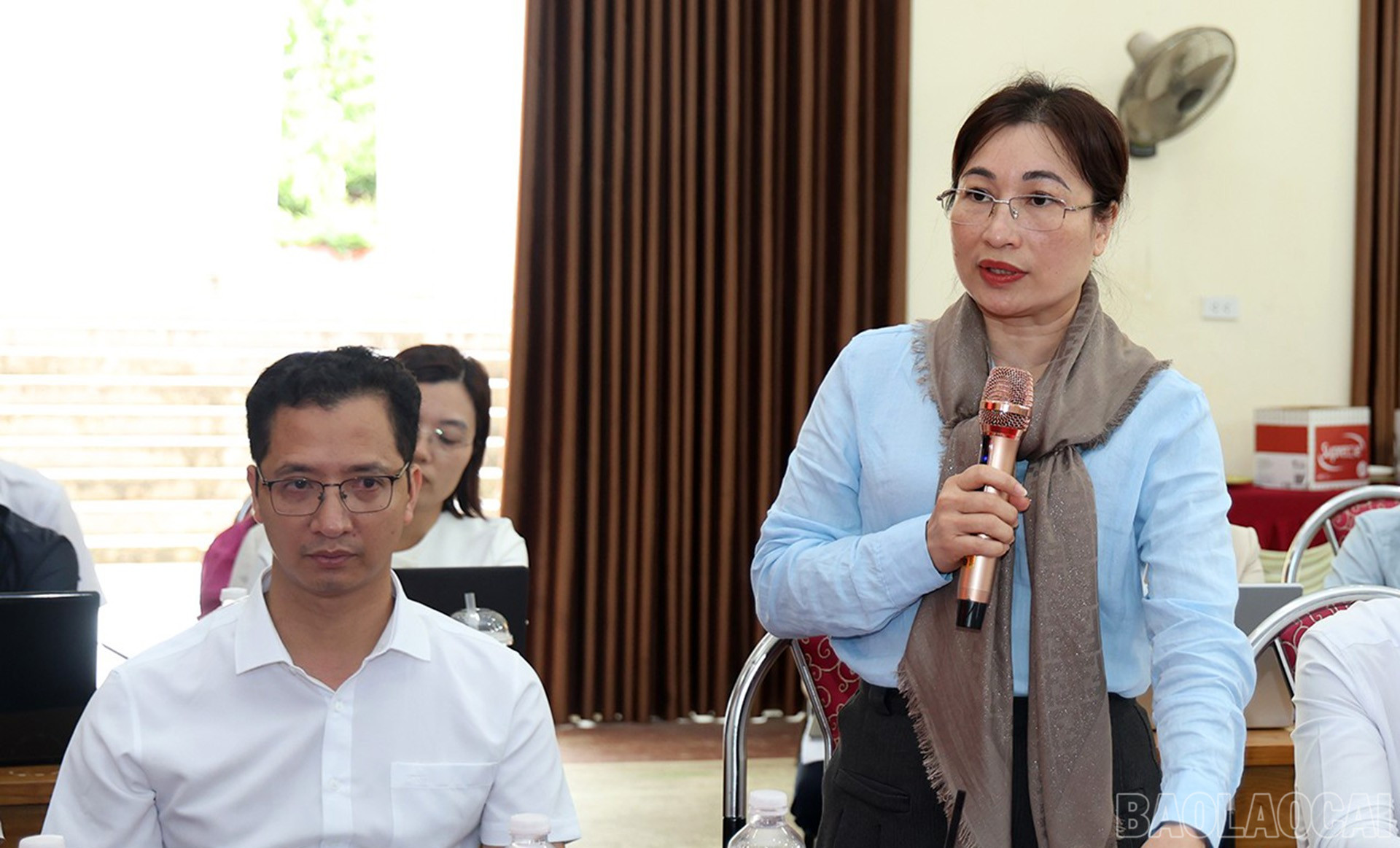 Lãnh đạo xã Bản Xèo trình bày dự thảo các văn kiện. baolaocai-br_28-7-ban-xeo.jpg