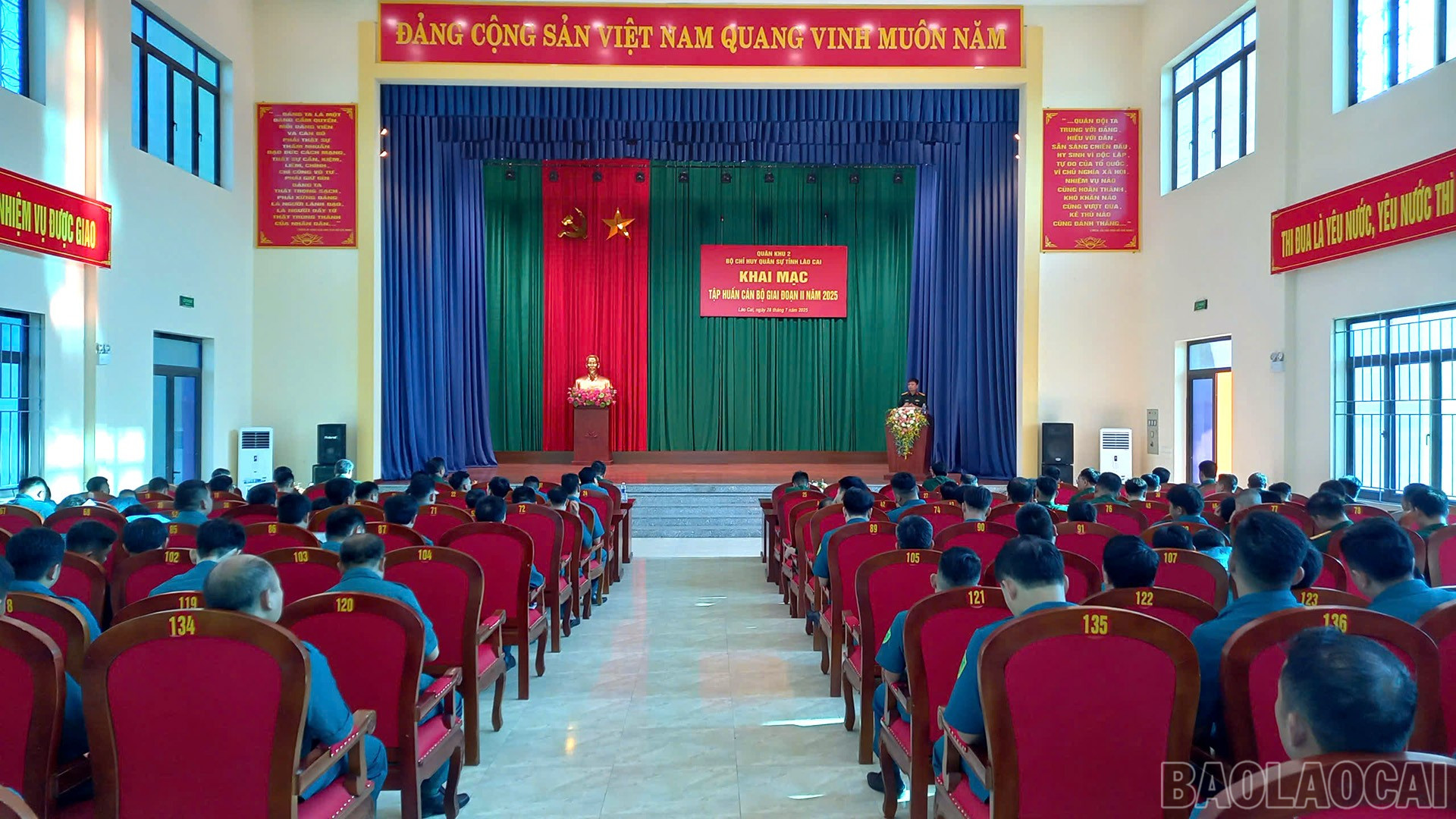 Quang cảnh buổi khai mạc. baolaocai-br_28-7-bochqs1.jpg