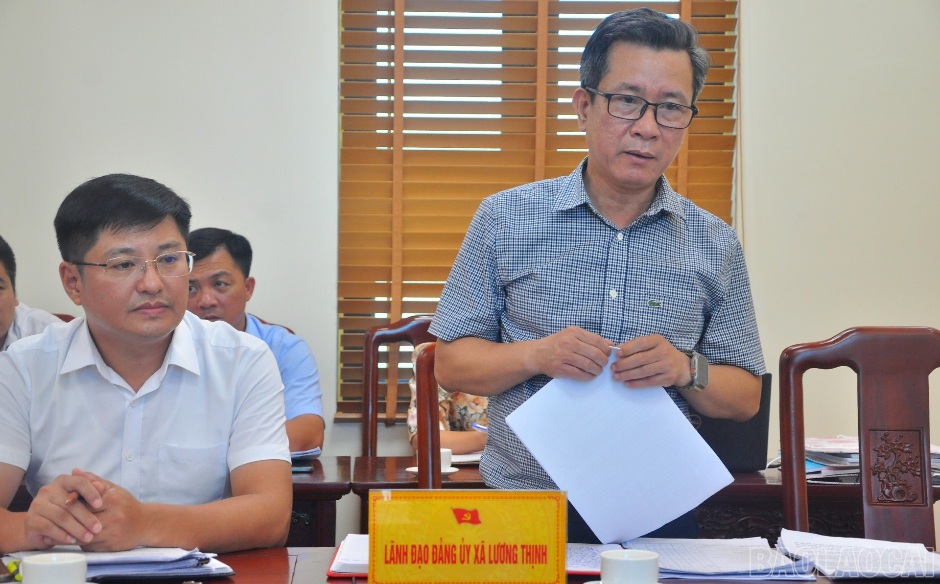Đồng chí Vũ Lê Chung Anh - Bí thư Đảng ủy, Chủ tịch HĐND xã Lương Thịnh báo cáo công tác chuẩn bị Đại hội tại buổi làm việc. baolaocai-br_28-7-ong-trung0anh.jpg