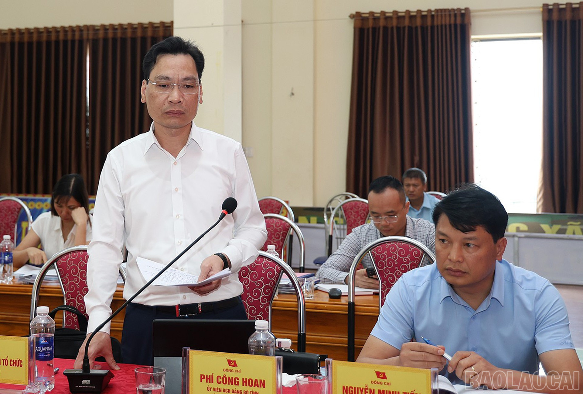 Đồng chí Phí Công Hoan, Giám đốc Sở Xây dựng, thành viên tổ công tác phát biểu tại Hội nghị. baolaocai-br_28-7-onghoan.jpg