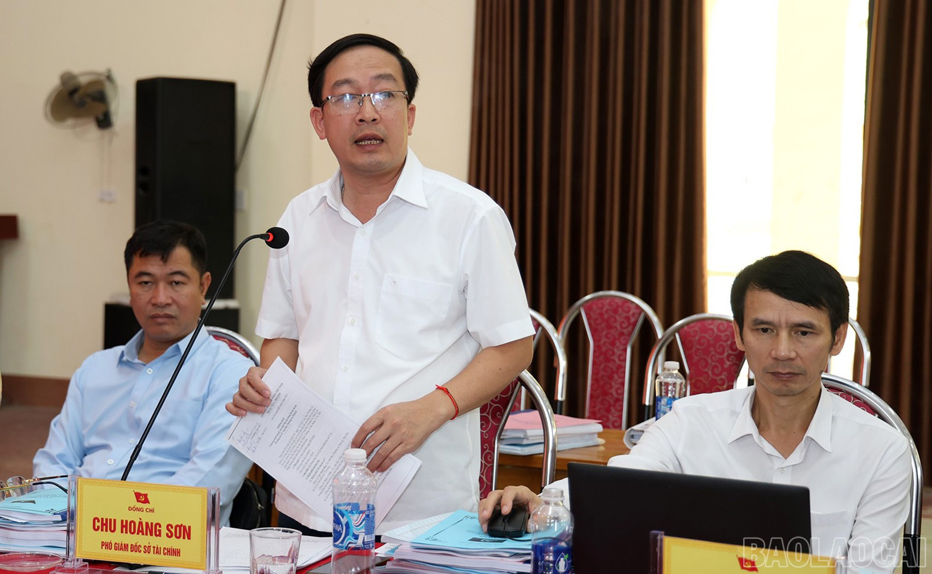 Đồng chí Chu Hoàng Sơn, Phó Giám đốc Sở Tài chính, thành viên tổ công tác phát biểu tại Hội nghị. baolaocai-br_28-7-ong-son.jpg