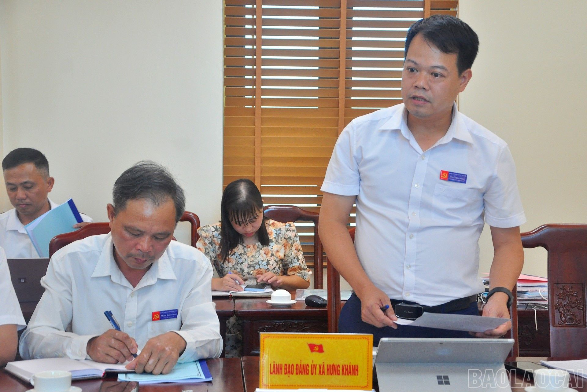 Đồng chí Đào Ngọc Hùng - Bí thư Đảng ủy, Chủ tịch HĐND xã Hưng Khánh báo cáo công tác chuẩn bị Văn kiện Đại hội đại biểu Đảng bộ xã lần thứ I, nhiệm kỳ 2025 - 2030. baolaocai-br_28-7-onghung.jpg