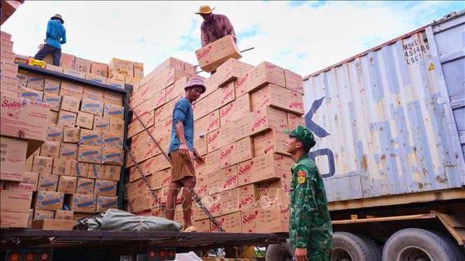 Hoạt động kiểm soát người, phương tiện và hàng hóa tại Cửa khẩu quốc tế Tân Nam - Meunchay.