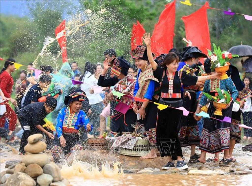 Người dân và du khách tham gia Tết té nước của đồng bào Lào ở Điện Biên. Ảnh tư liệu.