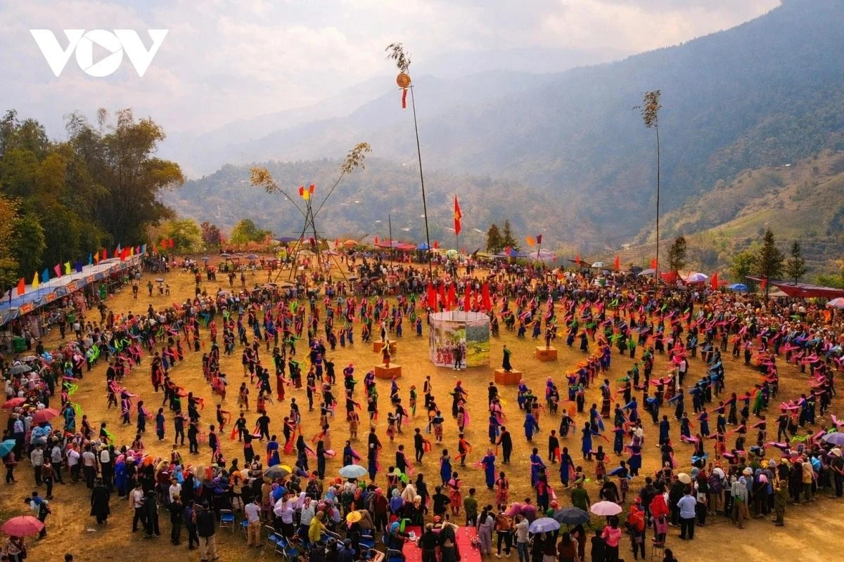 Màn đại xòe đoàn kết với quy mô gần 600 người tạo nên hình ảnh hoành tráng giữa thung lũng Mường Bo