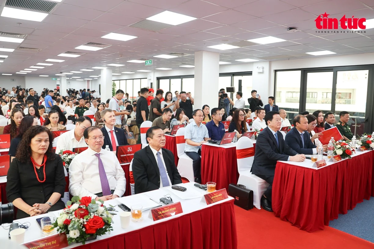 Các đại biểu tham dự chương trình.