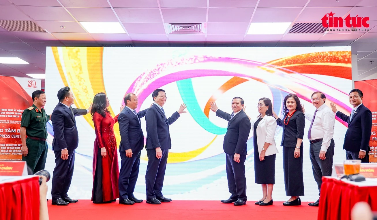 Các đại biểu nhấn nút khai trương Trung tâm báo chí triển lãm.