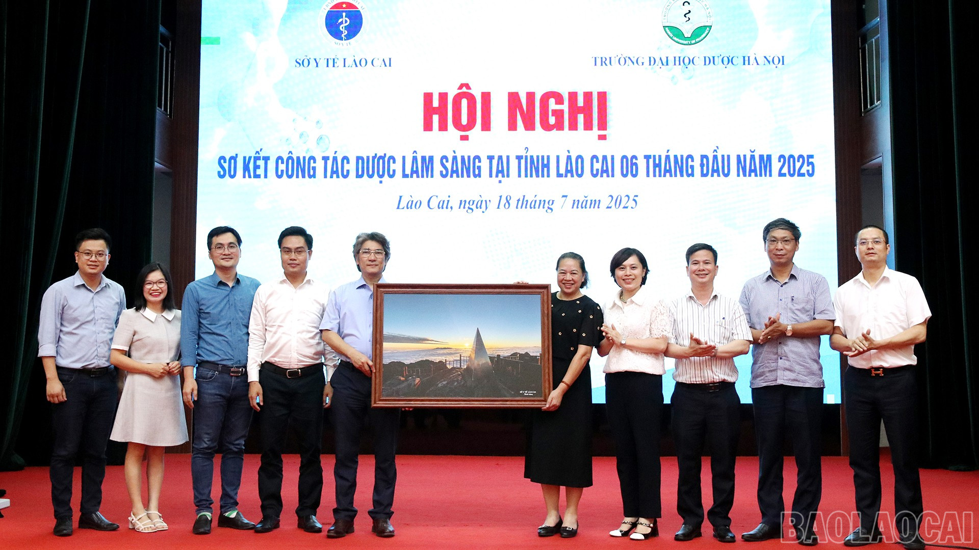 Sở Y tế Lào Cai tặng quà tri ân Trường Đại học Dược Hà Nội. baolaocai-br_19-7-benhvien2.jpg